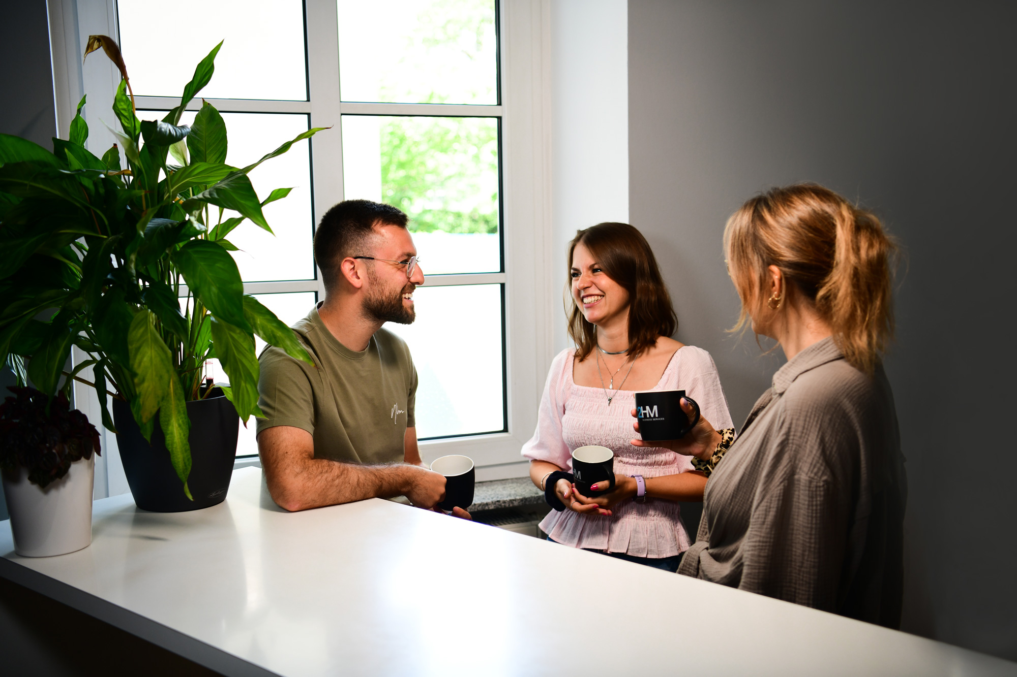 Team bei der Kaffeepause im 2HM Büro