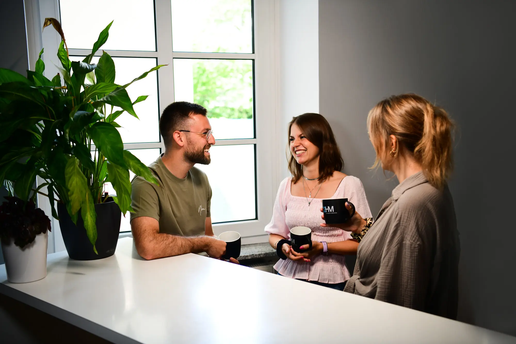 Team bei der Kaffeepause im 2HM Büro
